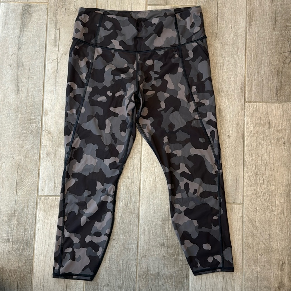 Athleta Lightning 7/8 Tight with pockets